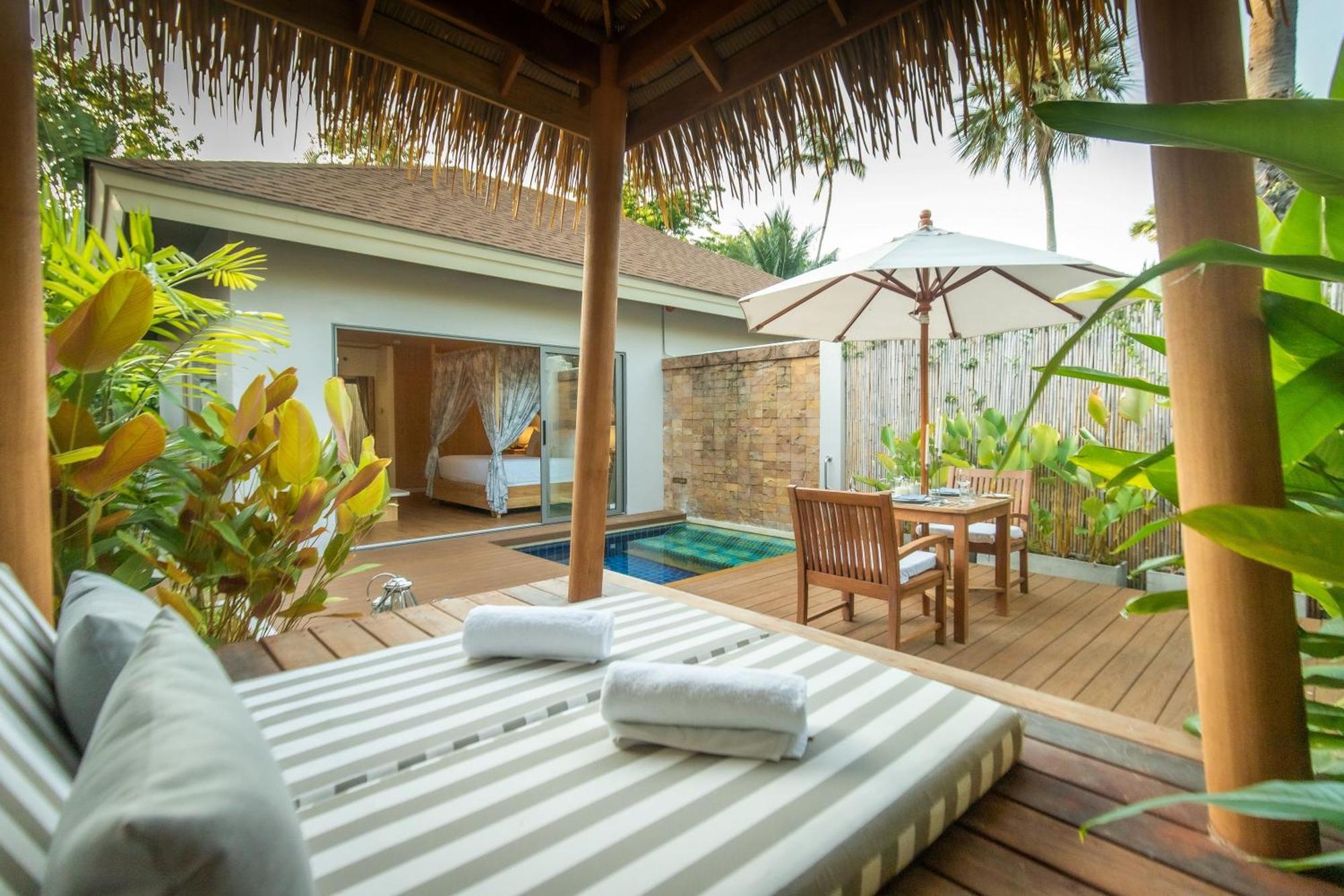 Villa con patio, piscina pequeña y servicio de transporte de ida y vuelta al aeropuerto
